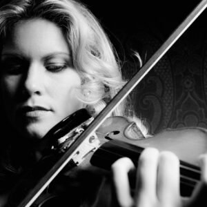 Naomi Bach, viool